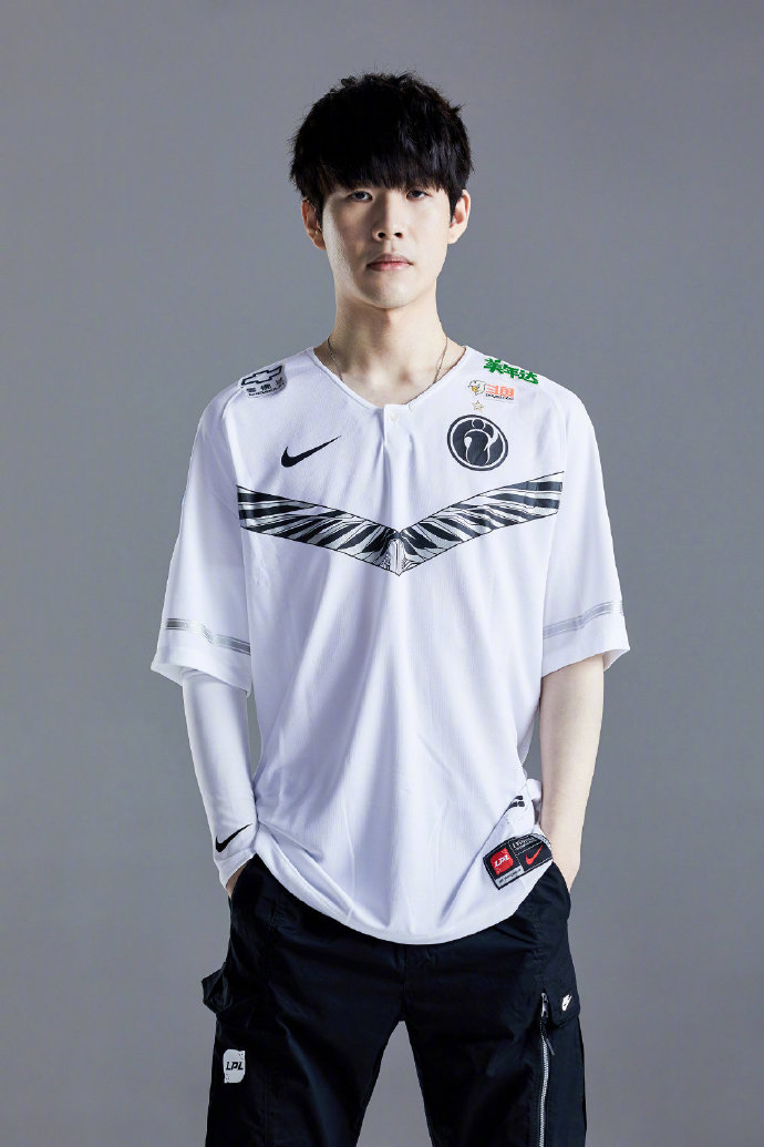 战舰轰鸣！大表哥的全白双杀吹响了反击的号角，Faze从1-2反弹淘汰VIT